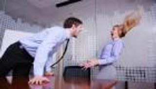 سوء معاملة زملاء العمل ينعكس سلبا على أبنائهم