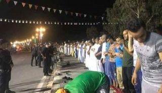 جزائريون يقيمون صلاة جماعية للاحتجاج على حفلة غنائية