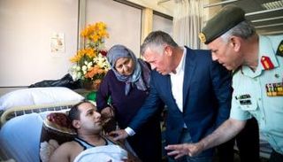ملك الأردن أثناء الاطمئنان على المصابين