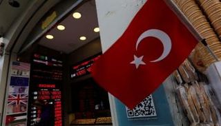 الليرة التركية تواصل التراجع