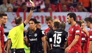 إشهار البطاقة الصفراء في وجه هوملز