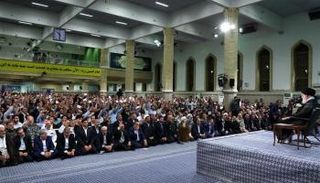 خامنئي أثناء إلقاء الخطاب في طهران