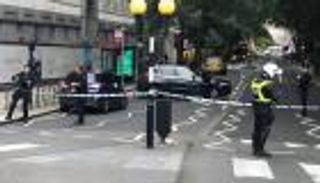 جرحى في اصطدام سيارة بحواجز البرلمان البريطاني وتوقيف سائقها