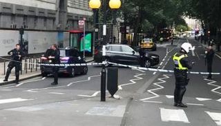 عناصر من الشرطة البريطانية تطوق موقع الحادث