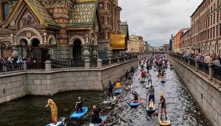 الأزياء تخطف الأنظار في مهرجان ركوب الأمواج بسان بطرسبرج