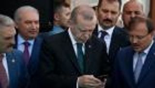 أردوغان المتناقض.. طالب بمقاطعة "أبل" ويستخدم "آيفون"