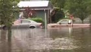 فرق إنقاذ تنتشل أشخاصا من سيارات ومنازل بسبب الأمطار في أمريكا