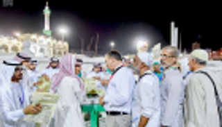 رئاسة الحرمين الشريفين توزع الهدايا على ضيوف الرحمن