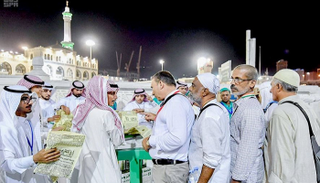 رئاسة الحرمين الشريفين توزع الهدايا على ضيوف الرحمن