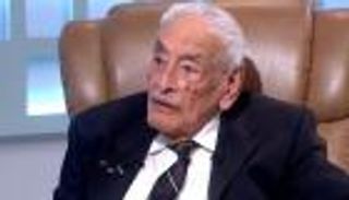 جميل راتب يعود للقاهرة بعد رحلة علاج سريعة في باريس