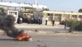 ليبيا.. سيدات يغلقن الطريق احتجاجا على عدم توفر السيولة النقدية