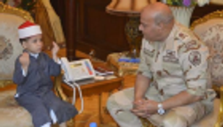 بالصور.. الجيش المصري يكرم الطفل عمر أصغر داعية إسلامي