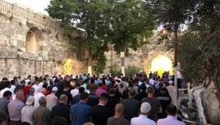 فلسطينيون يؤدون الصلاة خارج المسجد الأقصى