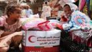 الهلال الأحمر الإماراتي يوزع سلالا غذائية على أهالي "المنظر" بالحديدة