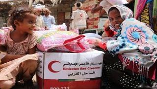 فرق الهلال الأحمر الإماراتي توزع سلالا غذائية بقرية "المنظر"