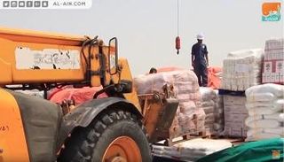 الهلال الأحمر الإماراتي يوزع سلالا غذائية في الدريهمي باليمن