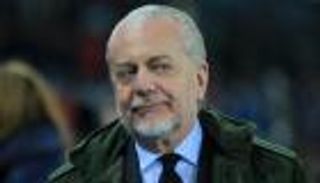 رئيس نابولي يطالب باستبعاد روما وليفربول من دوري الأبطال