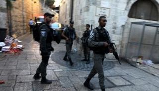 قوات الاحتلال تغلق أحد أبواب المسجد الأقصى - رويترز