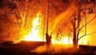 رياح قوية تؤجج حرائق غابات على الساحل الشرقي لأستراليا