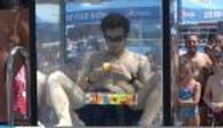 بالفيديو.. يحل 6 مكعبات روبيك تحت الماء في 104 ثوان