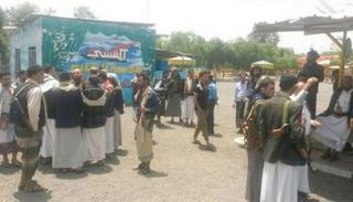 عناصر من مليشيا الحوثي الانقلابية عقب اقتحام الحديقة