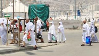 حجاج بيت الله الحرام يتوافدون إلى مشعر منى لقضاء يوم التروية