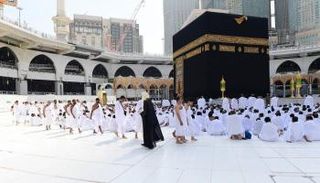 "كسوة الكعبة".. كساء من حرير إجلالا لبيت الله الحرام