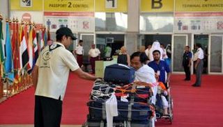 شباب مبادرة مشروع "لبَّيك" يوزعون المياه والهدايا التذكارية