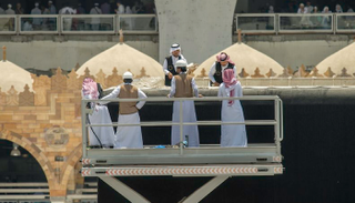 بدء فك مذهبات كسوة الكعبة المشرفة استعداداً لتبديل الثوب القديم