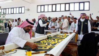 ضيوف خادم الحرمين الشريفين يزورون مجمع الملك عبدالعزيز لكسوة الكعبة