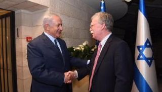 بنيامين نتنياهو يصافح جون بولتون 