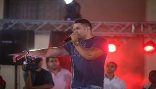 الفنان المصري محمد نور يحيي حفلا في أحد نوادي الطيران بالقاهرة 