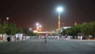 صعيد عرفات.. أيادٍ تدعو وأخرى تساعد