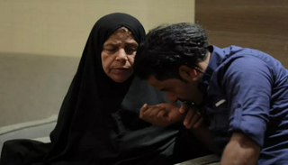 الشاب اليمني حمزة برفقة والدته