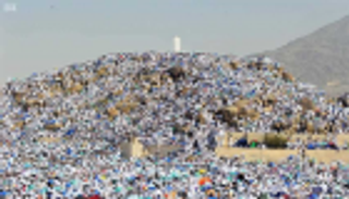 الحجاج يجمعون صلاتي الظهر والعصر في عرفات