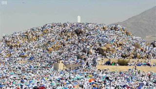 الحجاج يجمعون صلاتي الظهر والعصر في عرفات
