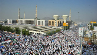 مسجد نمرة يكتسي البياض في يوم عرفة