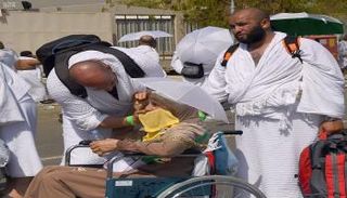 شاب جزائري يخفف حرارة الجو على والدته المسنة 