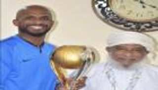 الحبسي يهدي كأس السوبر إلى والده وعائلته