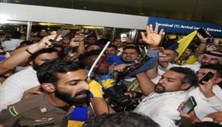 جماهير النصر أثناء استقبالها أحمد موسى 