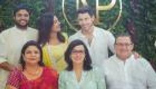 بالصور.. عائلة بريانكا تشوبرا تبارك خطبتها على نيك جوناس