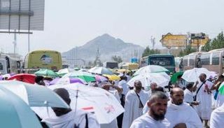  رذاذ الماء يتطاير لتلطيف الأجواء في عرفات