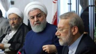 روحاني يتوسط الأخوين صادق وعلي لاريجاني