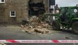 بالصور.. لصوص يستخدمون جرارا مسروقا لاقتلاع آلة نقود ببريطانيا