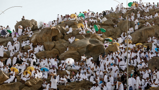  جموع حجاج بيت الله الحرام تستقر على صعيد عرفات الطاهر