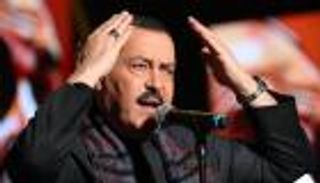 لطفي بوشناق يغني في مهرجان الشارقة للمسرح الصحراوي
