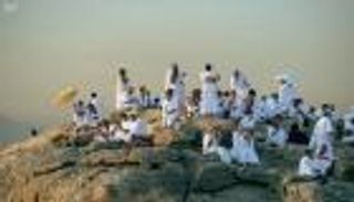 ضيوف برنامج خادم الحرمين الشريفين للحج يقفون على صعيد عرفات