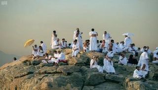 ضيوف برنامج خادم الحرمين الشريفين للحج يقفون على صعيد عرفات