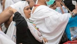 حجاج بيت الله الحرام يرمون جمرة العقبة 