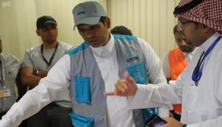 الكشافة السعودية تشارك في تفويج الحجاج بجمرة العقبة